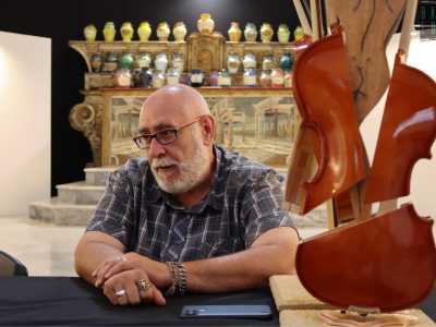 �I colori erano di propriet� di Pasquale Carenza, titolare dell�omonima ditta barese di prodotti vernicianti - ci spiega -. Lui collezionava pigmenti e dopo la sua scomparsa avvenuta nel 2017, d�accordo con la figlia Enrica, abbiamo deciso di acquisire l�intera collezione per creare un�esposizione pubblica�